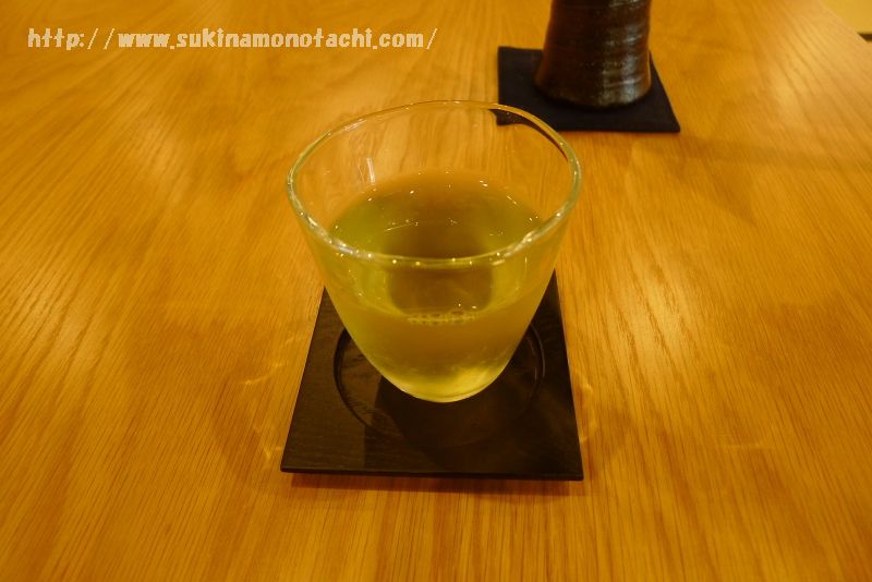 諏訪湖畔に建つ温泉旅館　萃 sui-諏訪湖でいただいた冷たいお茶がおいしかった